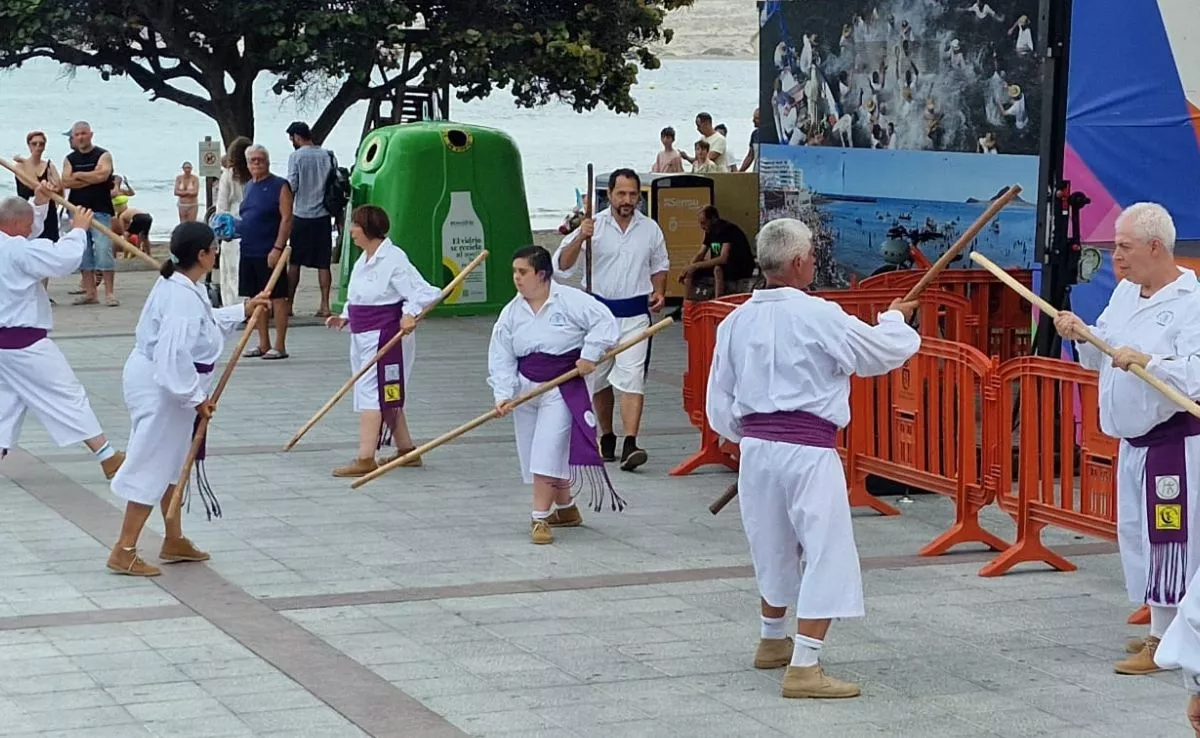 Personas practicando la Lucha del Garrote. /Cedida