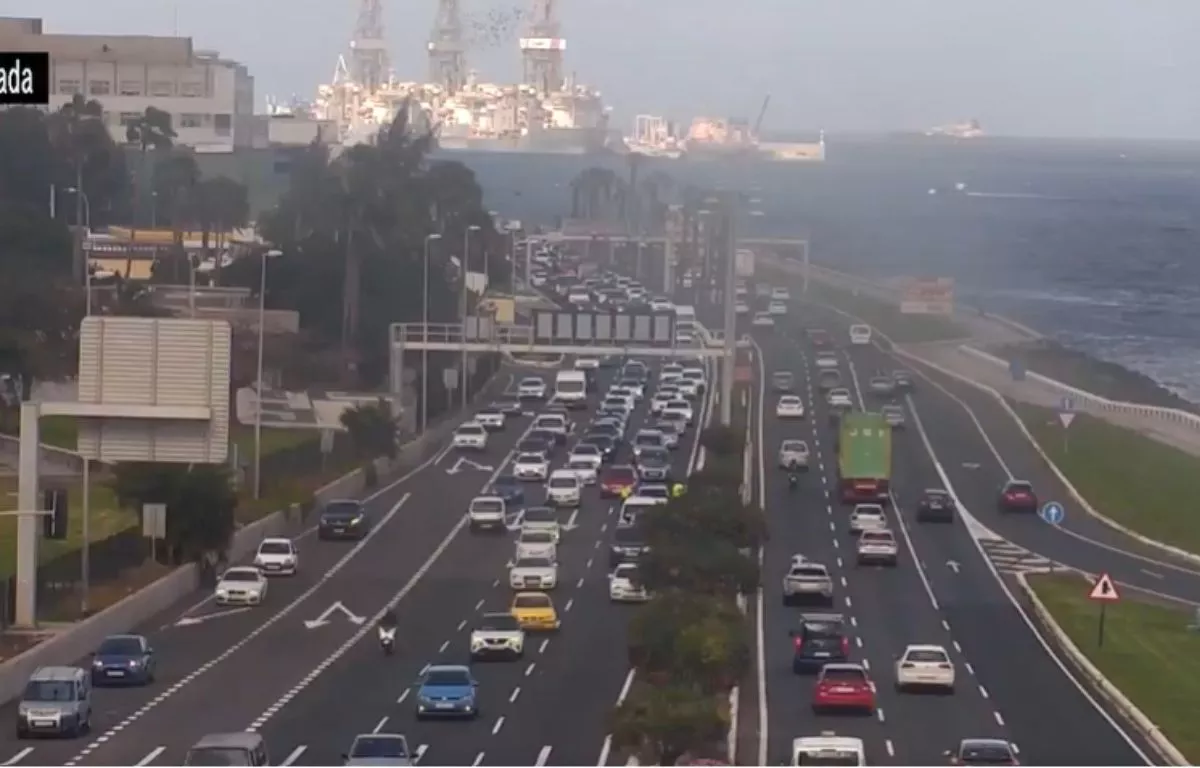 Precaución en la Autovía Marítima por un siniestro vial en plena hora punta. POLICIA LPA