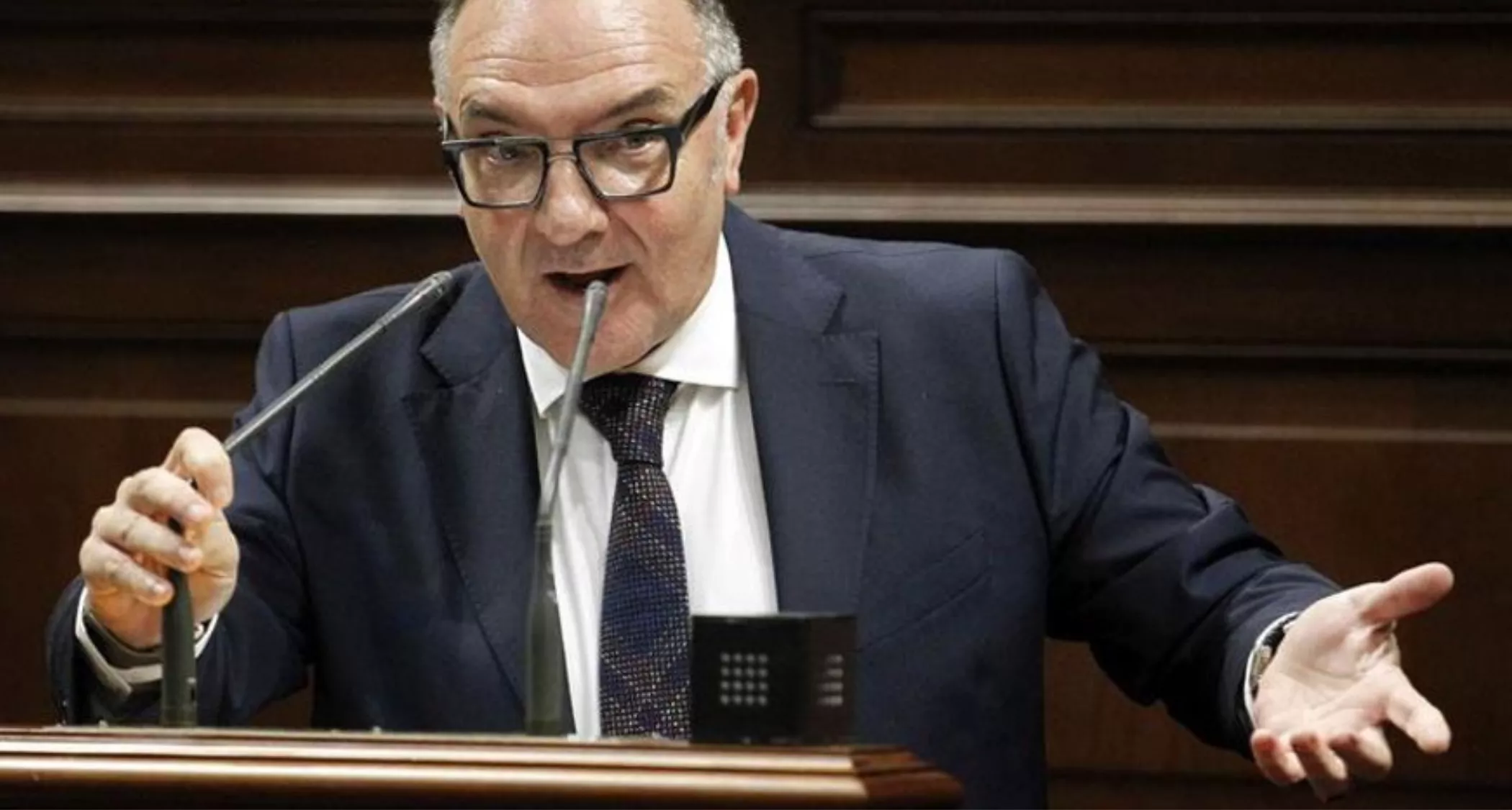 Baltar, en una intervención en el Parlamento de Canarias durante su etapa como consejero de Sanidad del Gobierno regional. / CRISTÓBAL GARCÍA-EFE