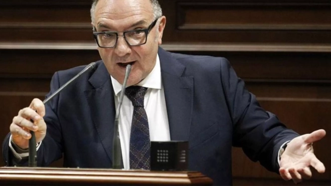 Baltar, en una intervención en el Parlamento de Canarias durante su etapa como consejero de Sanidad del Gobierno regional. / CRISTÓBAL GARCÍA-EFE