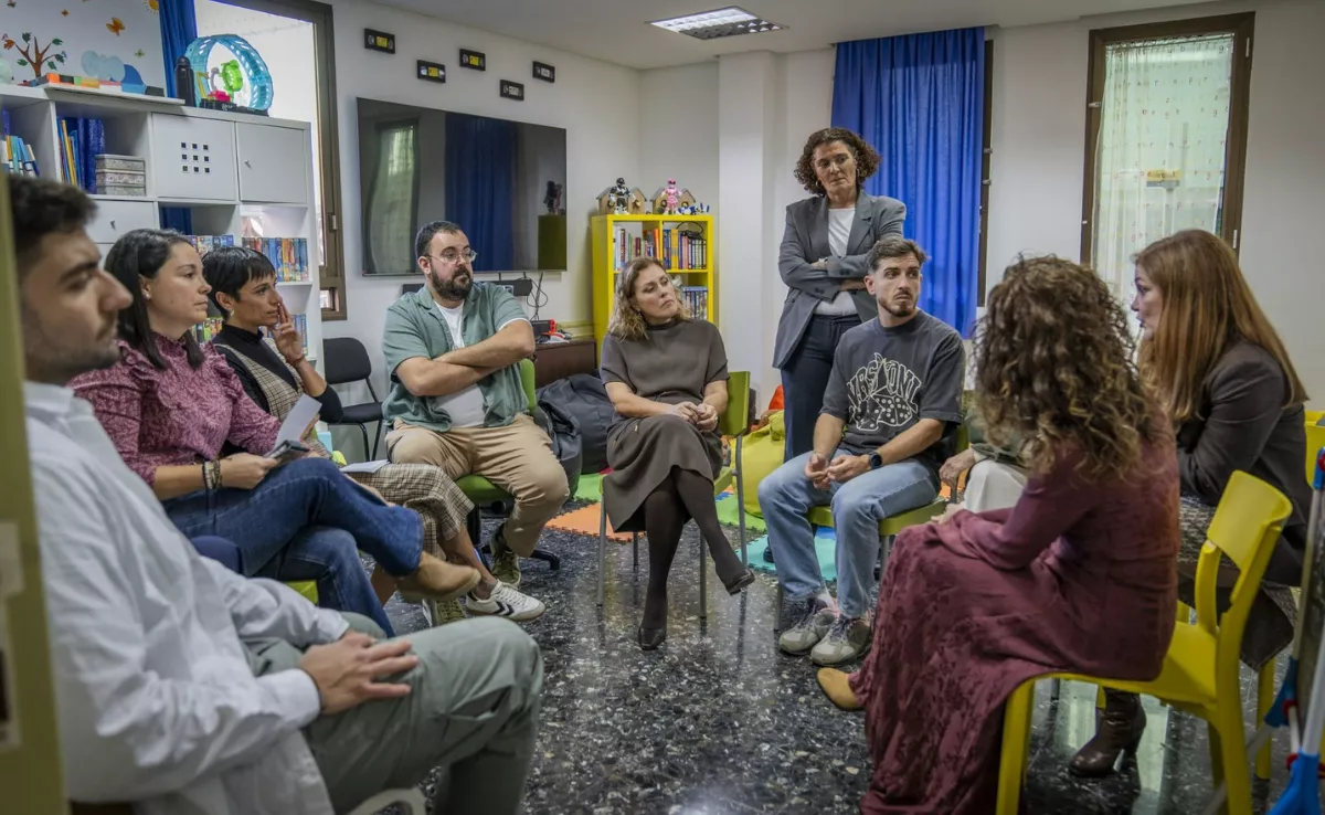 La presidenta  del Parlamento de Canarias, Astrid Pérez, durante la visita a la Fundación Alejandro Da Silva en Gran Canaria. / AH