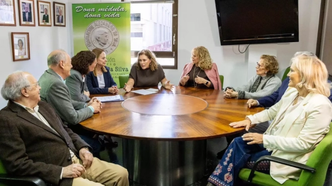 Otro momento de la reunión con los responsables de la Fundación Alejandro Da Silva contra la leucemia. / AH