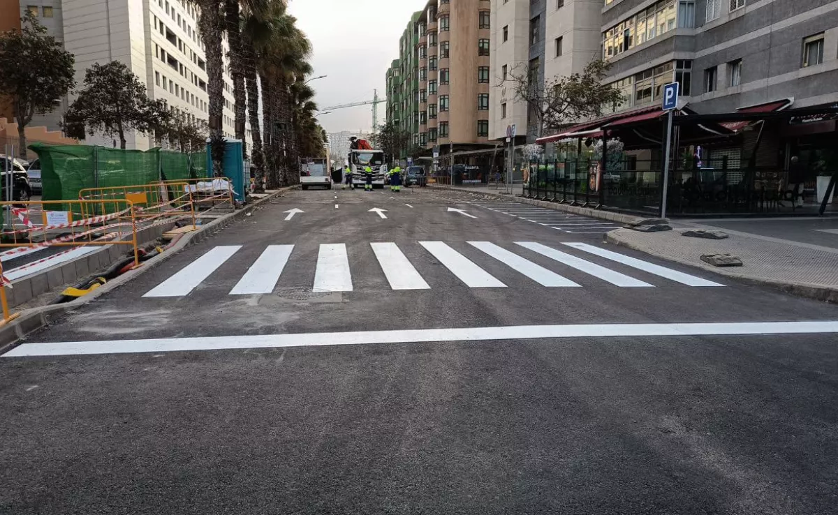 Uno de los tramos de Mesa y López afectados por la avería de Emalsa, que abre parcialmente tras su reparación. / AH