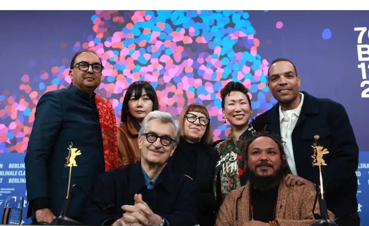Foto de familia del jurado de la Berlinale, este jueves en Berlín. EFE/EPA/Clemens Bilan