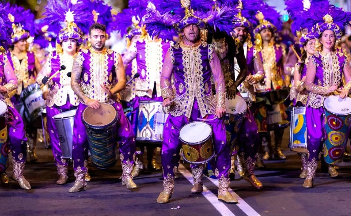 Uno de los grupos que participaron en La Cabalgata Anunciadora del Carnaval de Santa Cruz de Tenerife. / AH