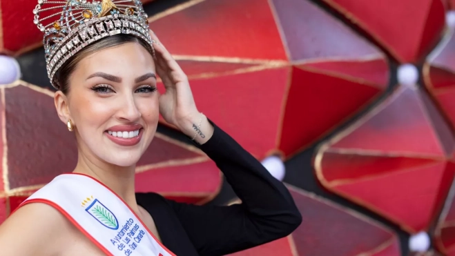 Carla Benítez se ajusta la corona. / AH Carla Benítez se ajusta la corona. / AH