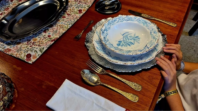 Una de las alumnas del taller practicando cómo colocar los cubiertos en la mesa / CEDIDA
