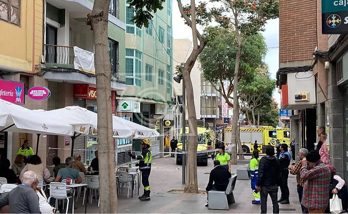 Calle de San Gregorio en la que ocurrió el accidente, acordonada por la Policía Local de Telde. / TELDE ACTUALIDAD