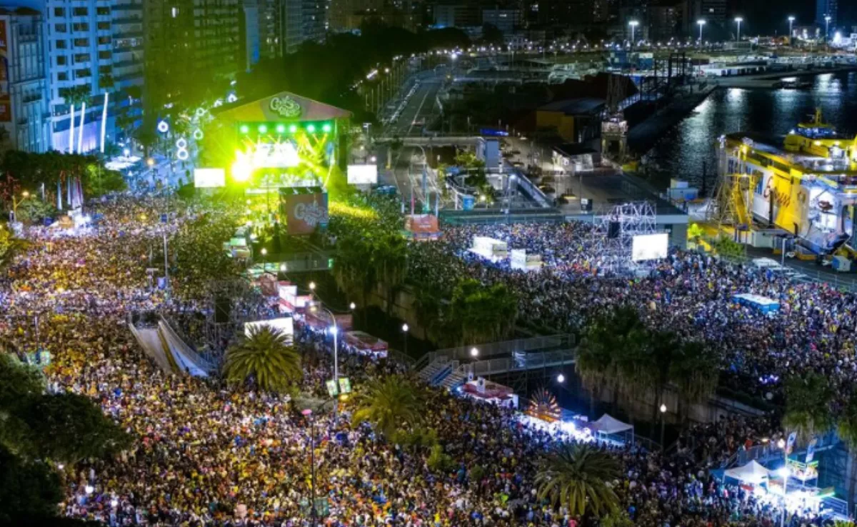 Una de las noches del Carnaval de Santa Cruz de Tenerife vista desde el aire. / AH