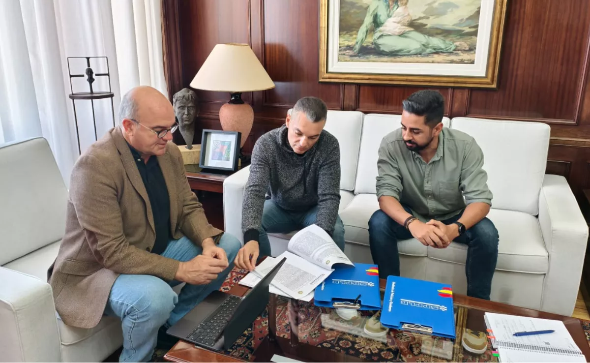 Anselmo Pestana, con los dos representantes del Sindicato de Policías Locales y Bomberos (SPPLB), en la Delegación del Gobierno de Canarias. / AH
