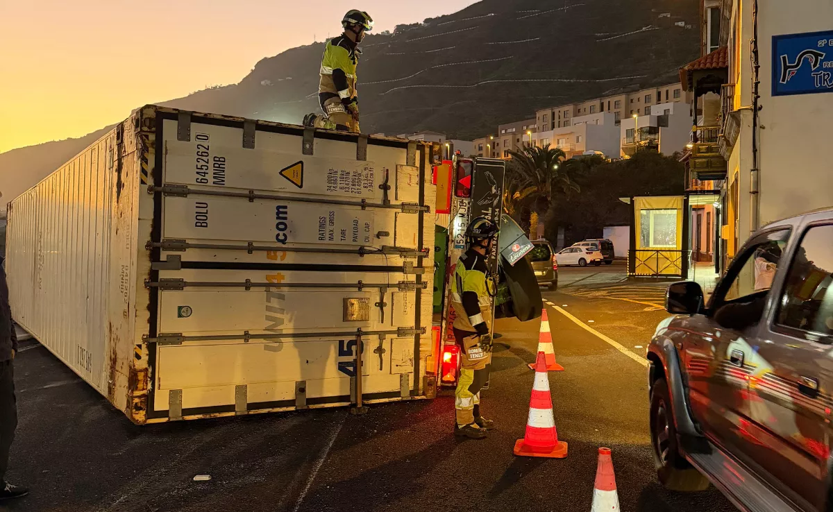 Un camión vuelca en la TF-42 a la altura de Garachico. / BOMBEROS DE TENERIFE