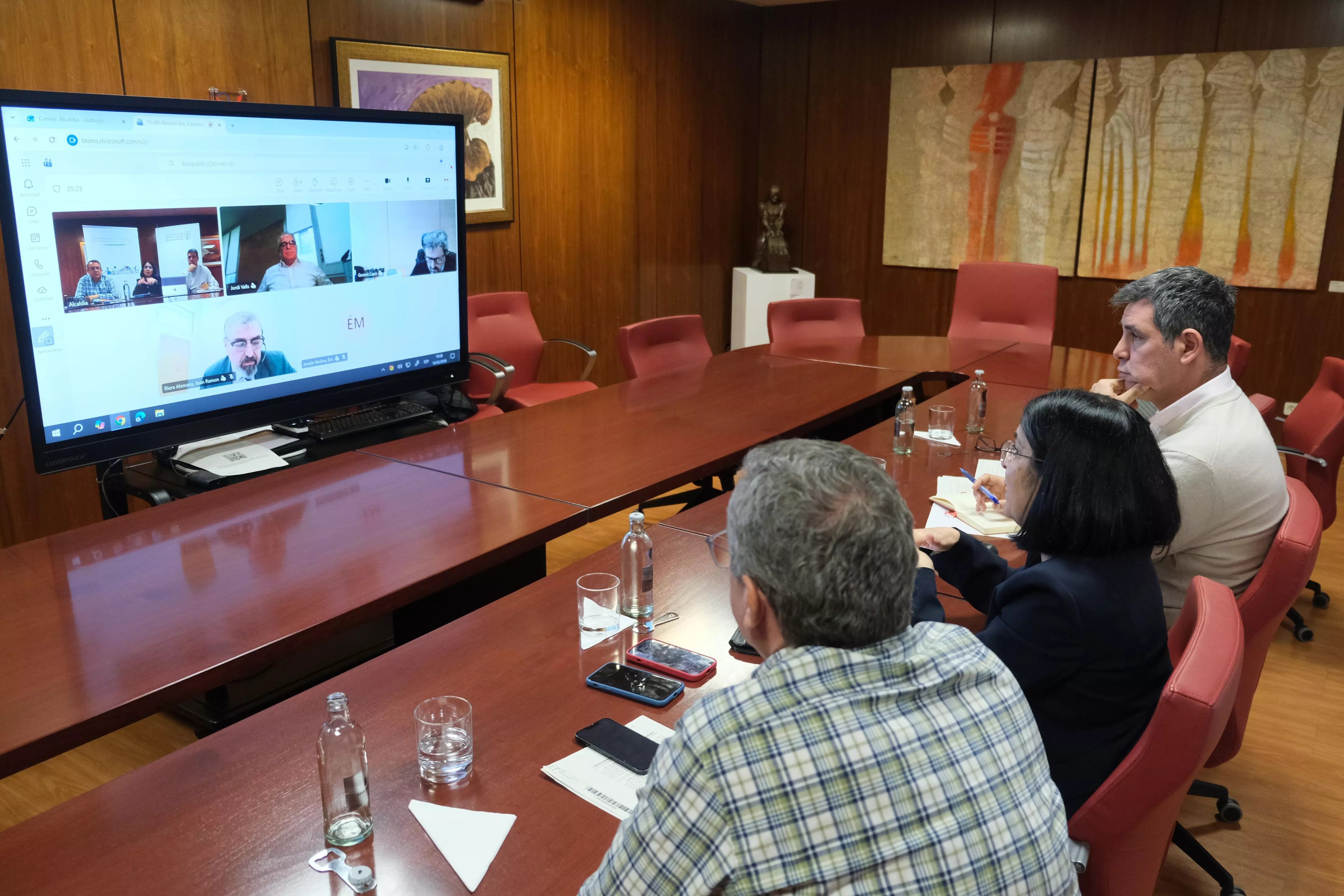 La alcaldesa, Carolina Darias, durante el encuentro telemático con el equipo de Vivienda del Ayuntamiento de Barcelona.