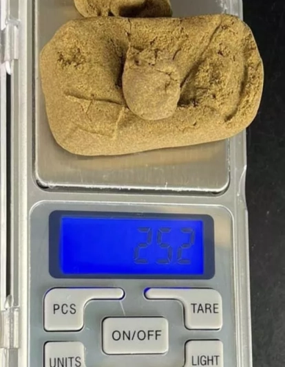 Pieza de resina de cannabis intervenida, con un peso aproximado de 252 gramos, tras la actuación de la Policía Local en La Isleta.