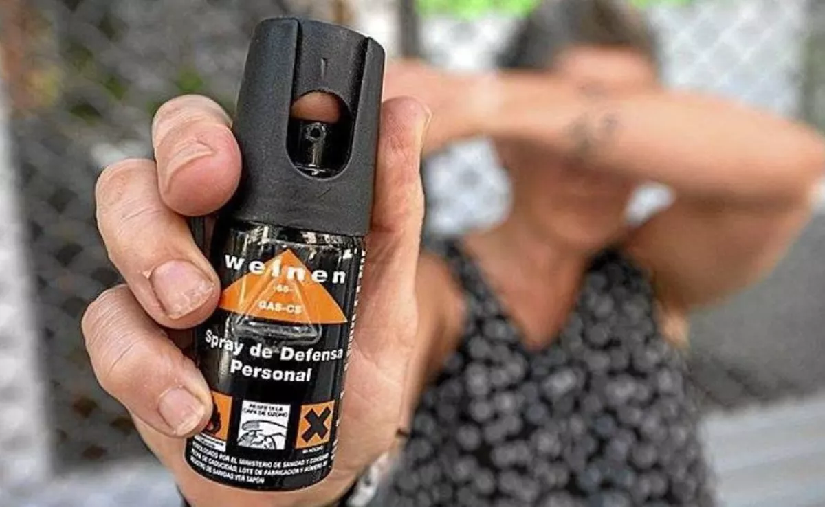 Una mujer hace uso de un spray de gas pimienta./ ARCHIVO