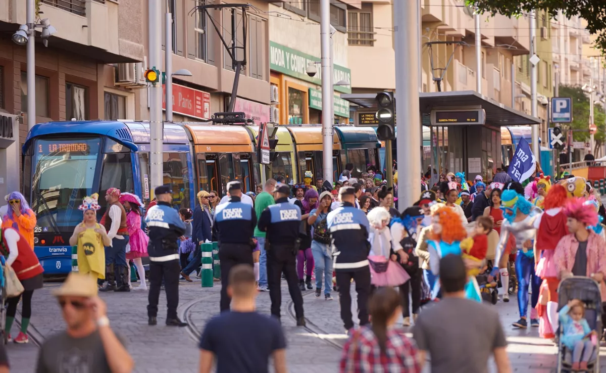 Imagen del tranvía de Tenerife durante los Carnavales / METRO TENERIFE