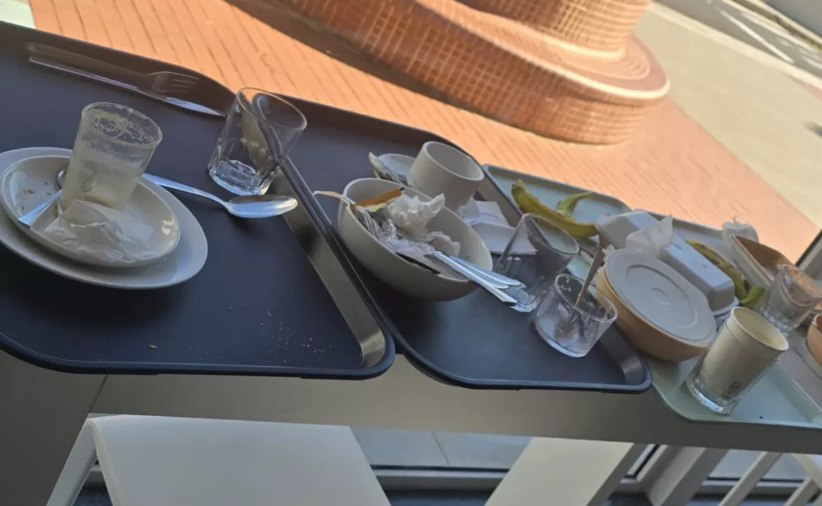 Platos y bandejas acumulados en la cafetería del Hospital de La Candelaria./ CEDIDA