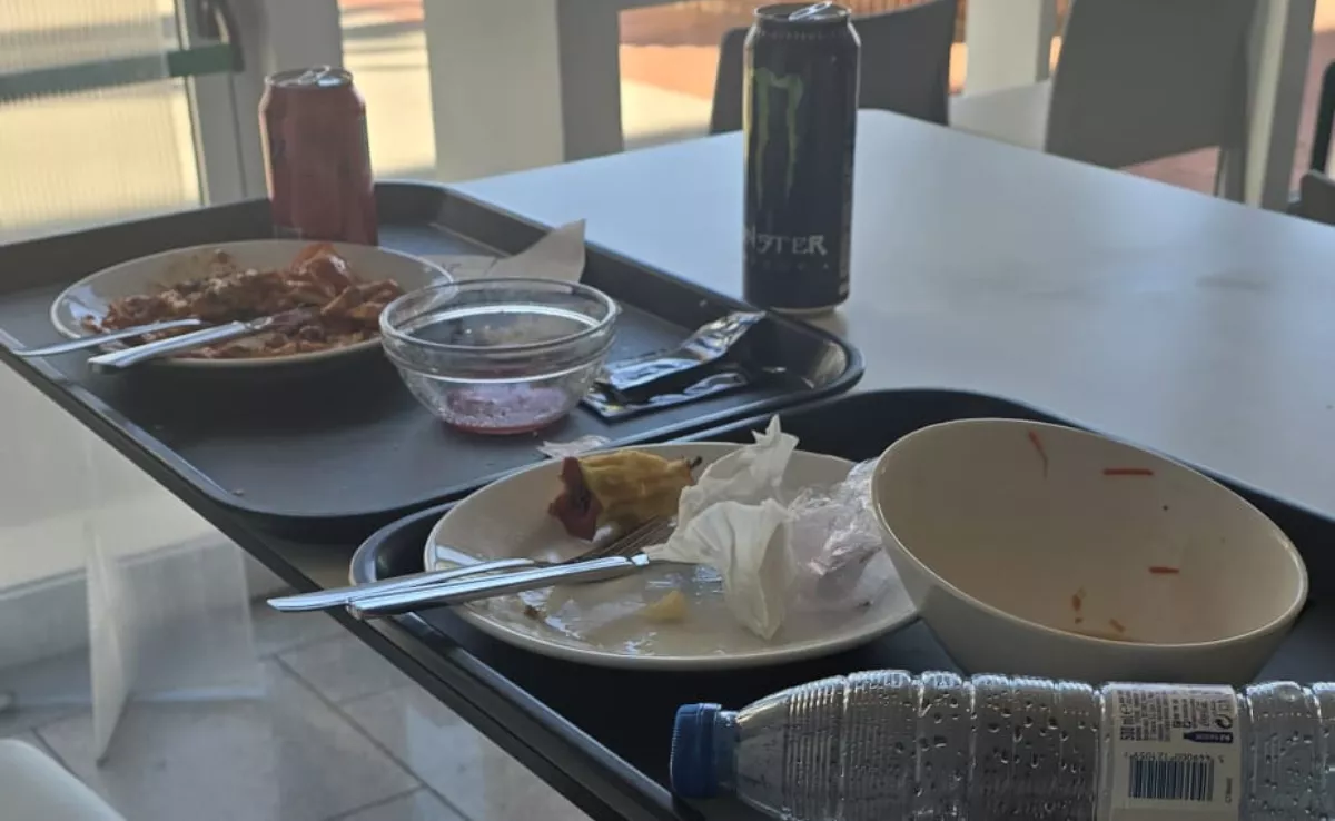 Platos y bandejas acumulados en la cafetería del Hospital de La Candelaria./ CEDIDA