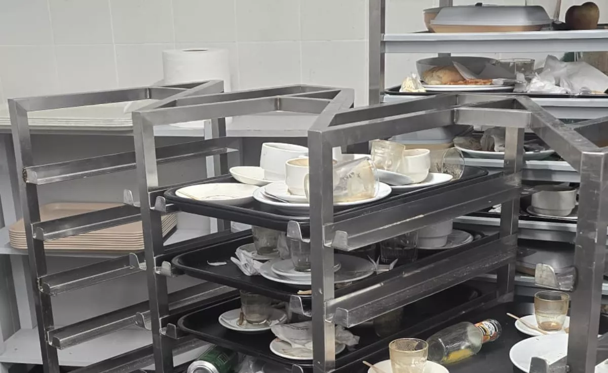 Platos y bandejas acumulados en la cafetería del Hospital de La Candelaria./ CEDIDA