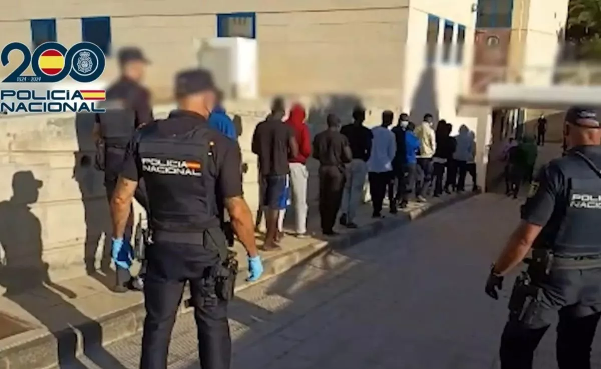 Policías acompañando a personas migrantes|IMAGENARCHIVOEFE