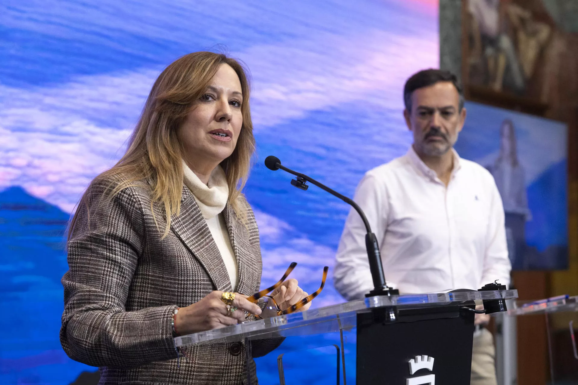 La presidenta y el vicepresidente del Cabildo de Tenerife, Rosa Dávila (i) y Lope Afonso (d). / MIGUEL BARRETO-EFE