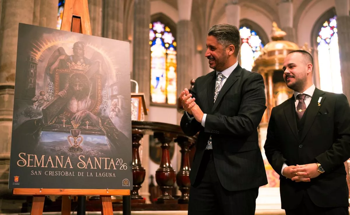 Cartel Semana Santa junto al alcalde, Luis Yeray Rodríguez, y su autor, Ismael Francisco Sánchez|AYUNTAMIENTODELALAGUNA