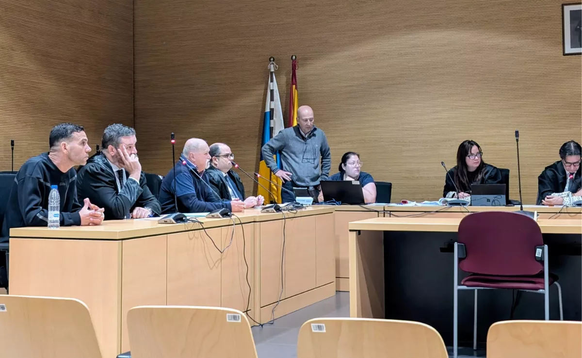 Los acusados, a la izquierda, con sus abogados, momentos antes de que se suspendiera el juicio por la falsificación de títulos en Capitanía Marítima. / AH
