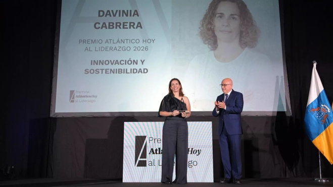 Antonio Morales entregó el Premio Atlántico Hoy al Liderazgo en Innovación a Davinia Cabrera (Jucarne). / TONY HERNÁNDEZ Antonio Morales entregó el Premio Atlántico Hoy al Liderazgo en Innovación a Davinia Cabrera (Jucarne). / TONY HERNÁNDEZ