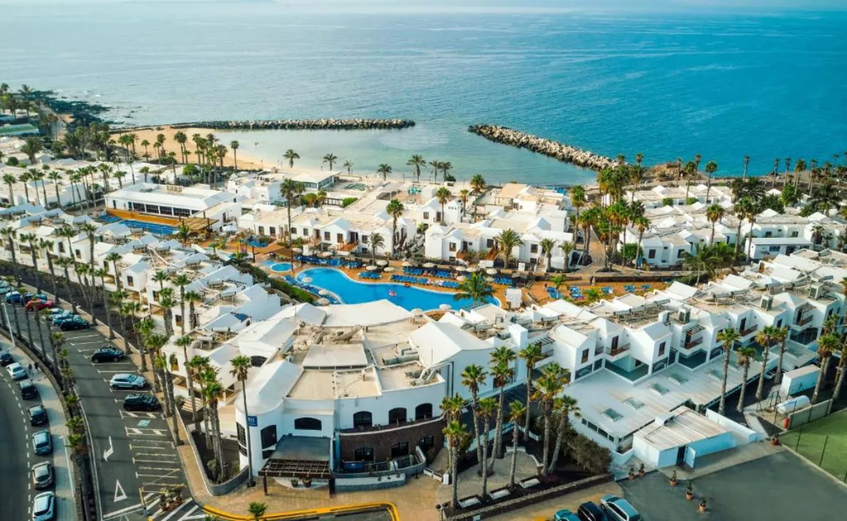 Hotel Flamingo Beach, en Puerto Colón (Adeje), que ha impugnado la adjudicación de un parking subterráneo a una empresa que carecía de inscripción en el Registro Mercantil./ BOOKING