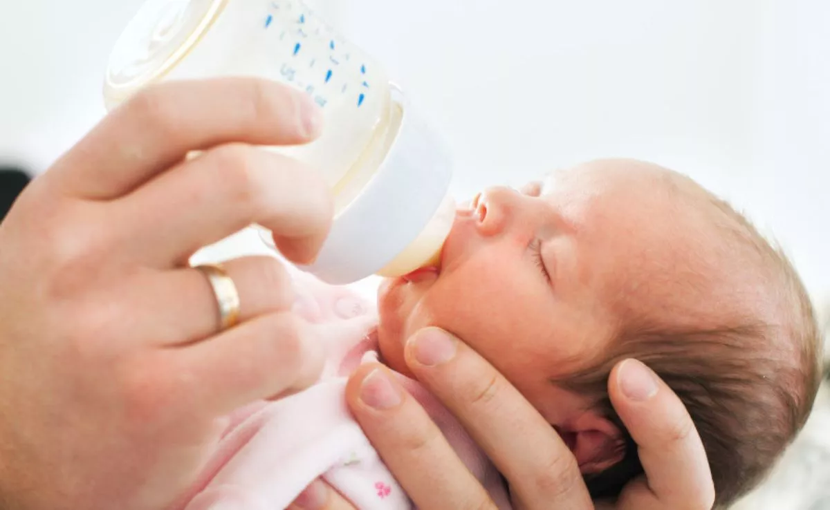 Bebé tomando un biberón|BEBÉSYMAMÁS
