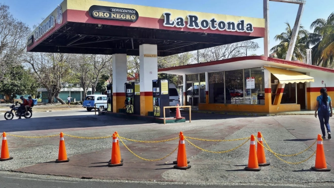 Gasolinera fuera de servicio en La Habana. / ERNESTO MASTRASCUSA-EFE