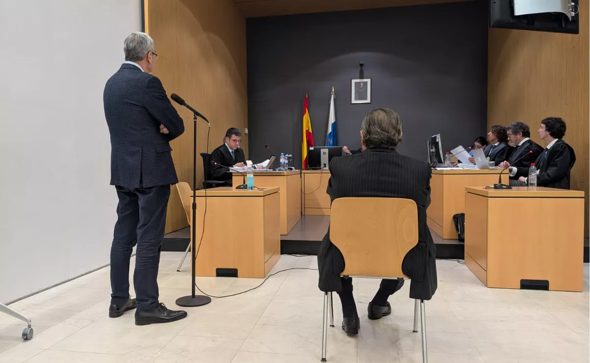 El ex presidente de Puertos del Estado José Llorca, durante su declaración como testigo en el juicio contra Vicente Boluda, que está sentado en el banquillo. / M. REYES