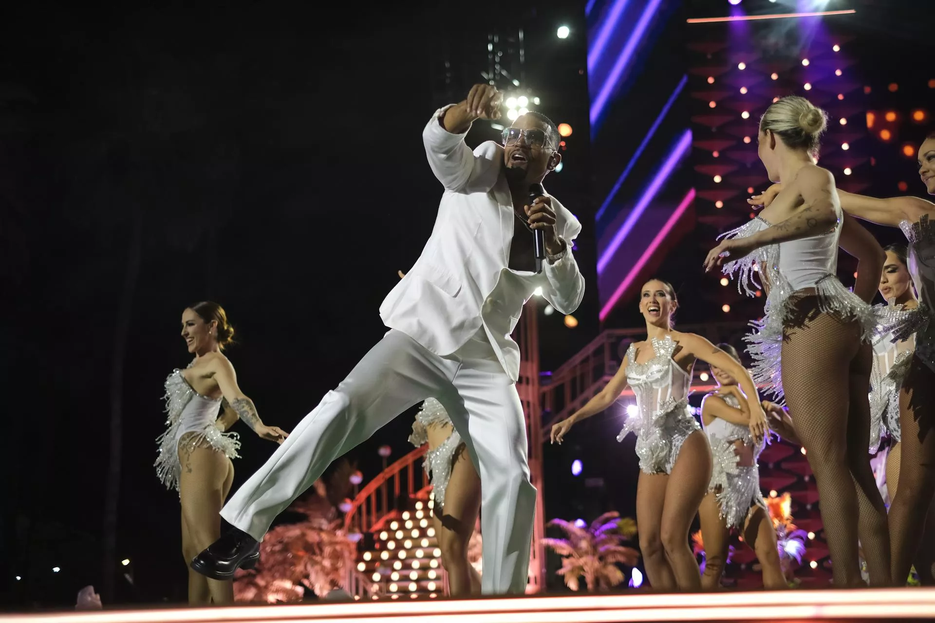 Tonny Tun Tun, durante su actuación en la Gala de la Reina del Carnaval de Las Palmas de Gran Canaria. / ÁNGEL MEDINA-EFE