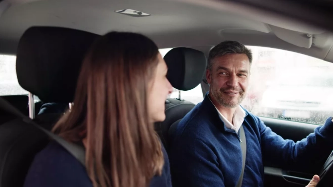 Imagen de dos personas compartiendo coche / CANVA Imagen de dos personas compartiendo coche / CANVA