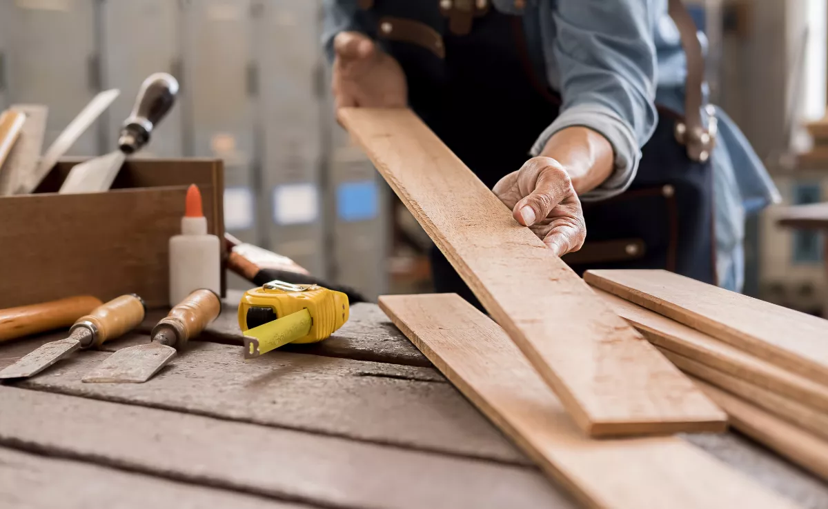 Imagen de una persona realizando reformas en su casa / CANVA