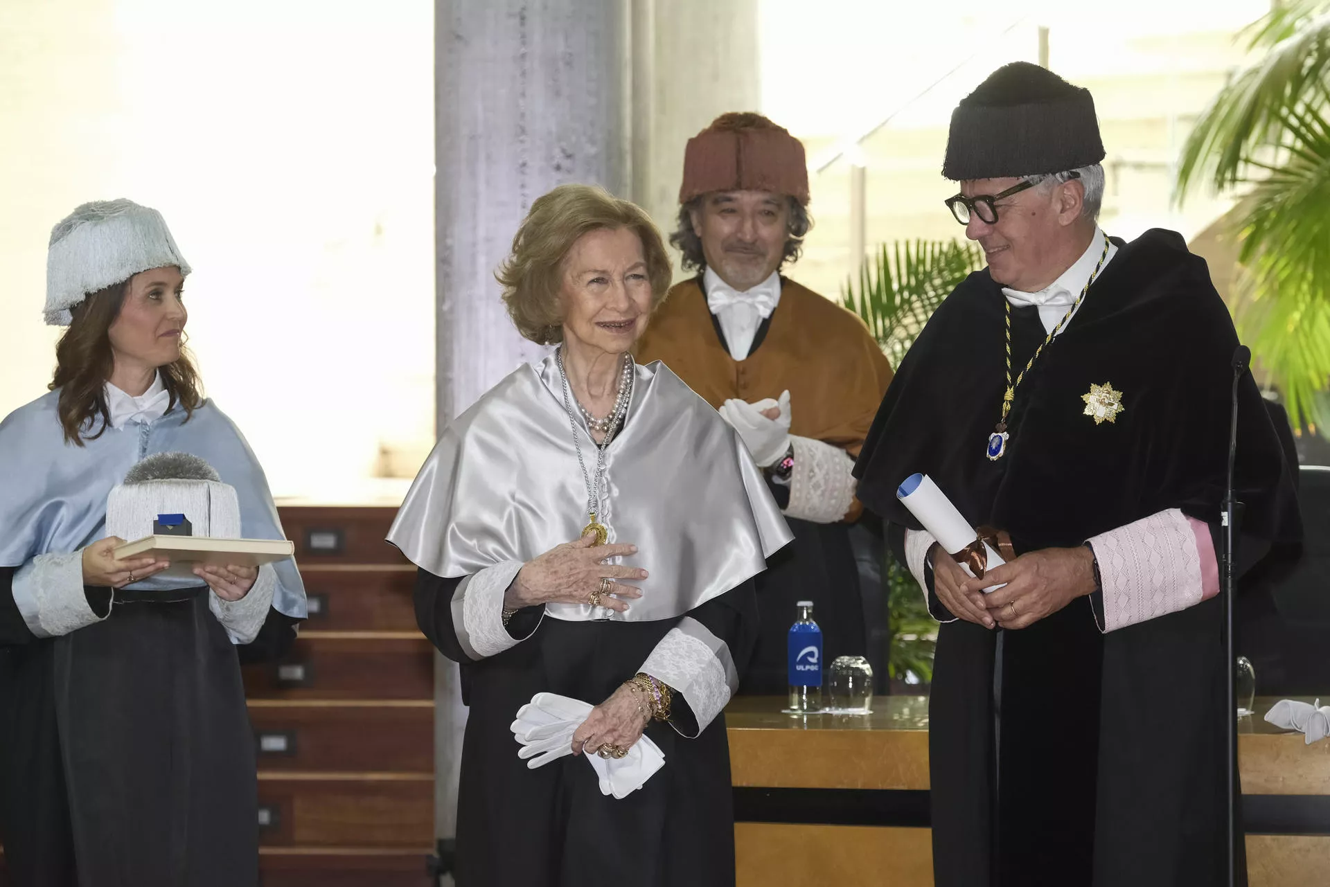 La Reina Sofía con el rector Lluis Serra (d). EFE/Ángel Medina
