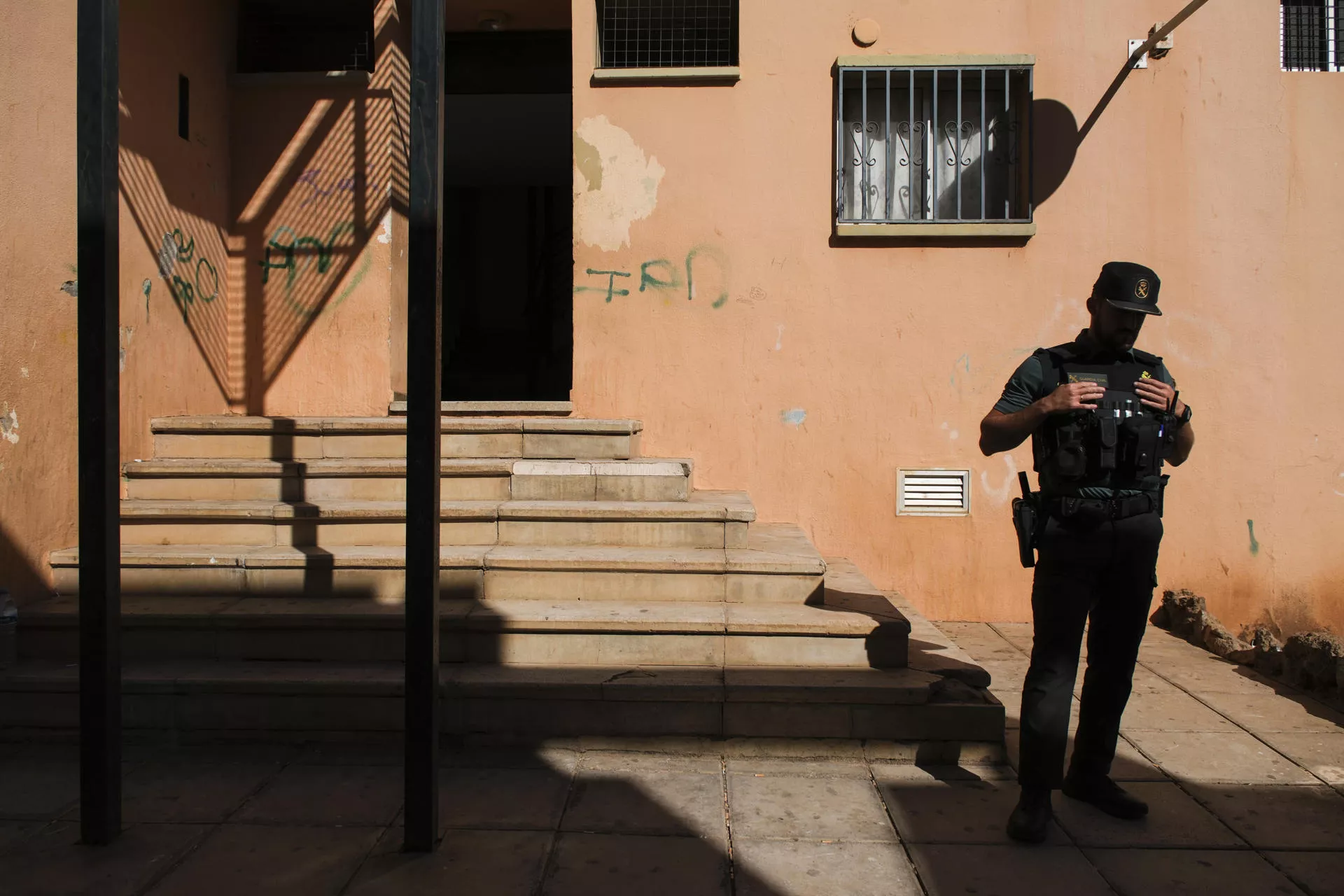 En la imagen, la entrada de la vivienda donde ocurrió el crimen. / EFE - ALBERTO VALDÉS