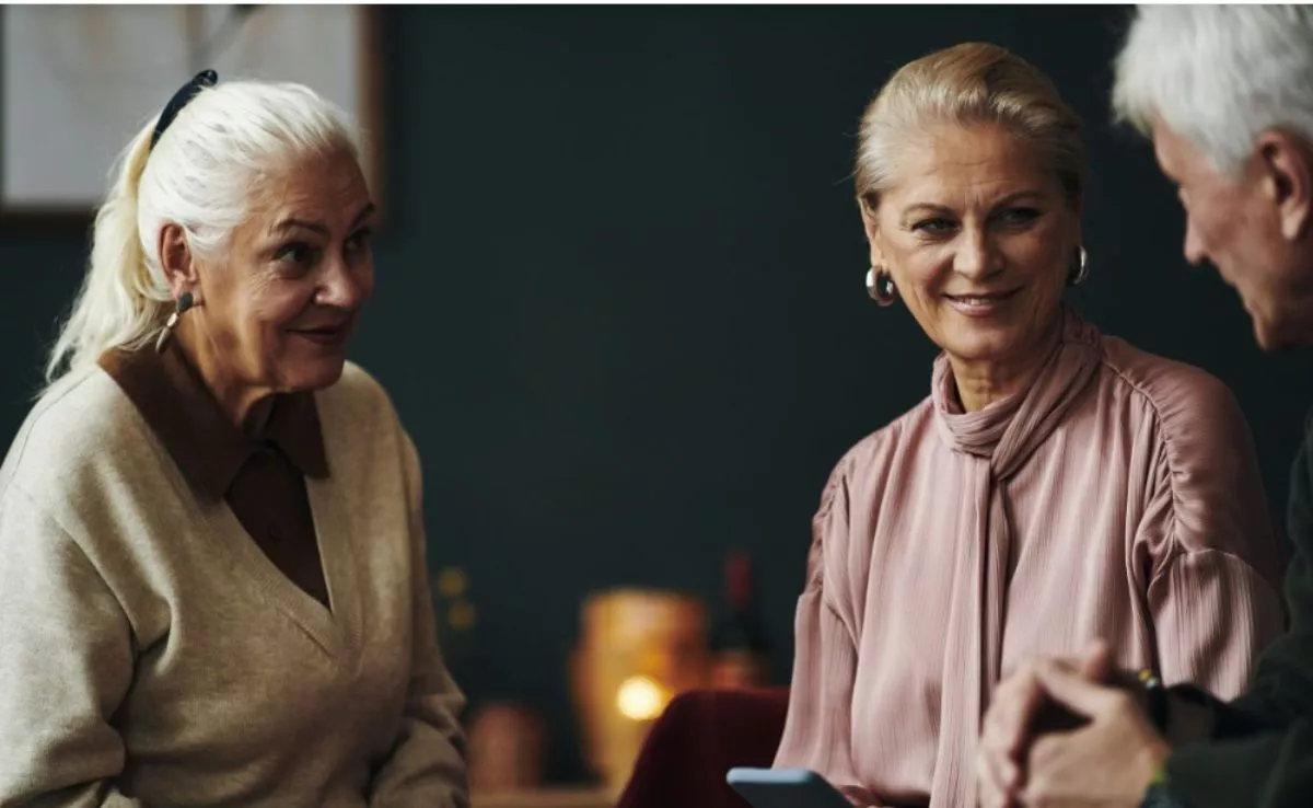 Personas mayores conversando|SERVIMEDIA