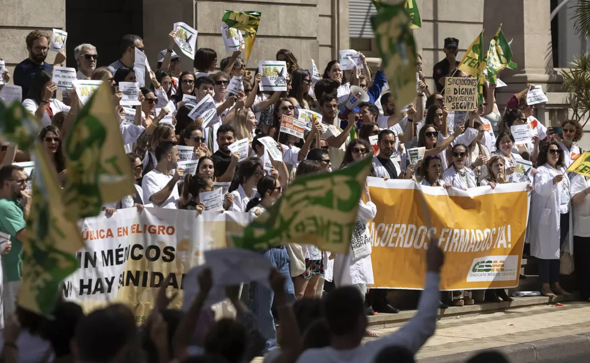 Imagen de los médicos canarios manifestándose / EFE