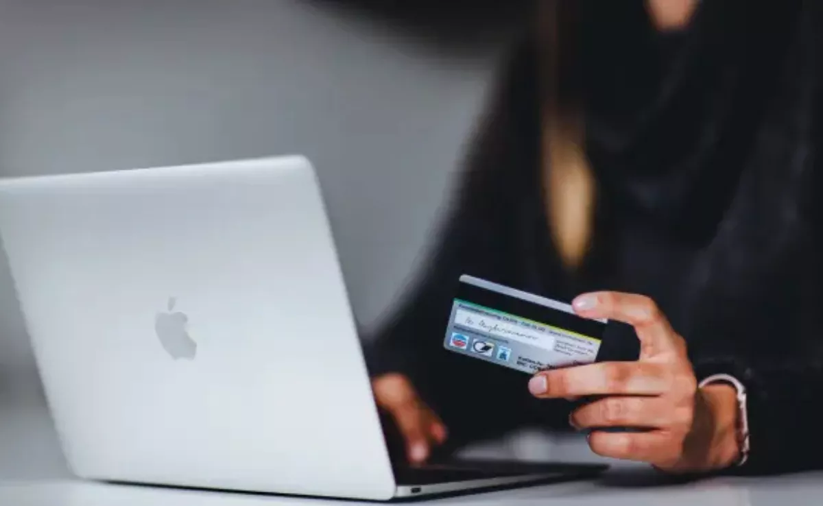 Una persona haciendo una compra online / AH