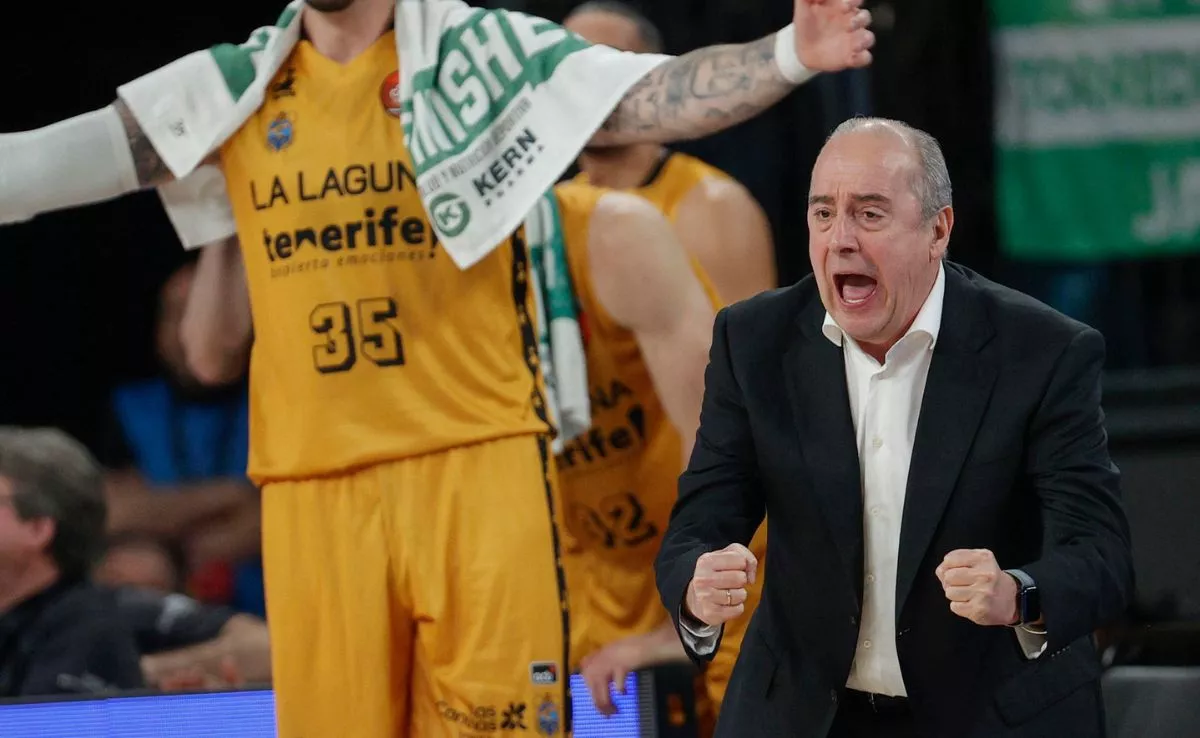 técnico de La Laguna Tenerife Txus Vidorreta durante el partido|EFE