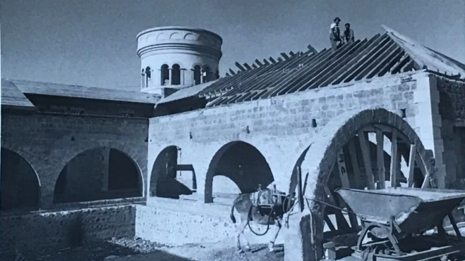 Los hermanos Juan y José Concepción Hernández trabajando en los techos de la casa. 1951 - 1952 / CEDIDA