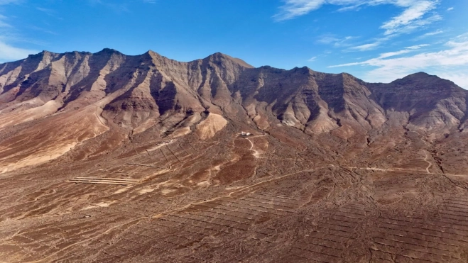 Foto aérea que permite observar los restos de la gran superficie de terreno que estuvo destinada a la agricultura, que rodea al chalet y alcanza hasta la playa / CEDIDA