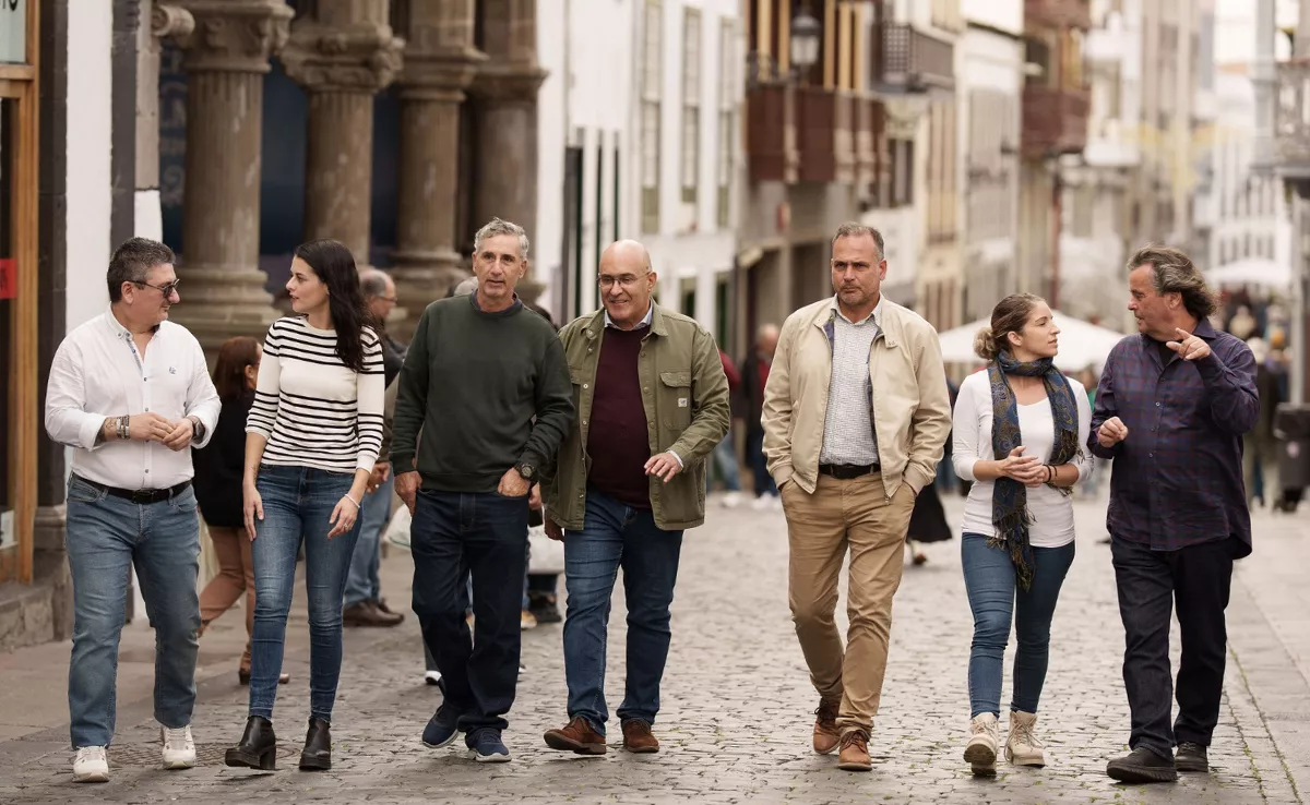 Javier Gutiérrez Taño (centro) camina con el resto de fundadores de Contigo La Palma./ CEDIDA