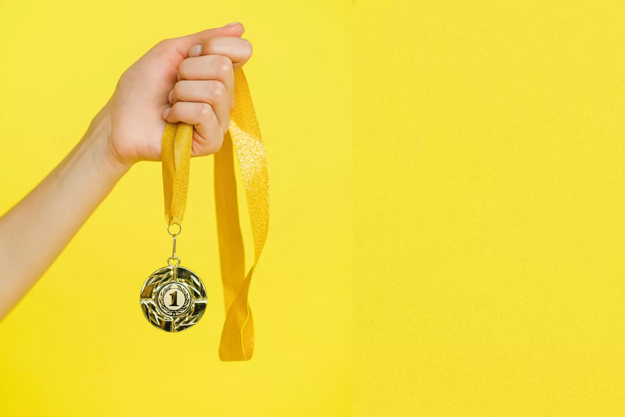 Mano sujeta una medalla / PEXELS
