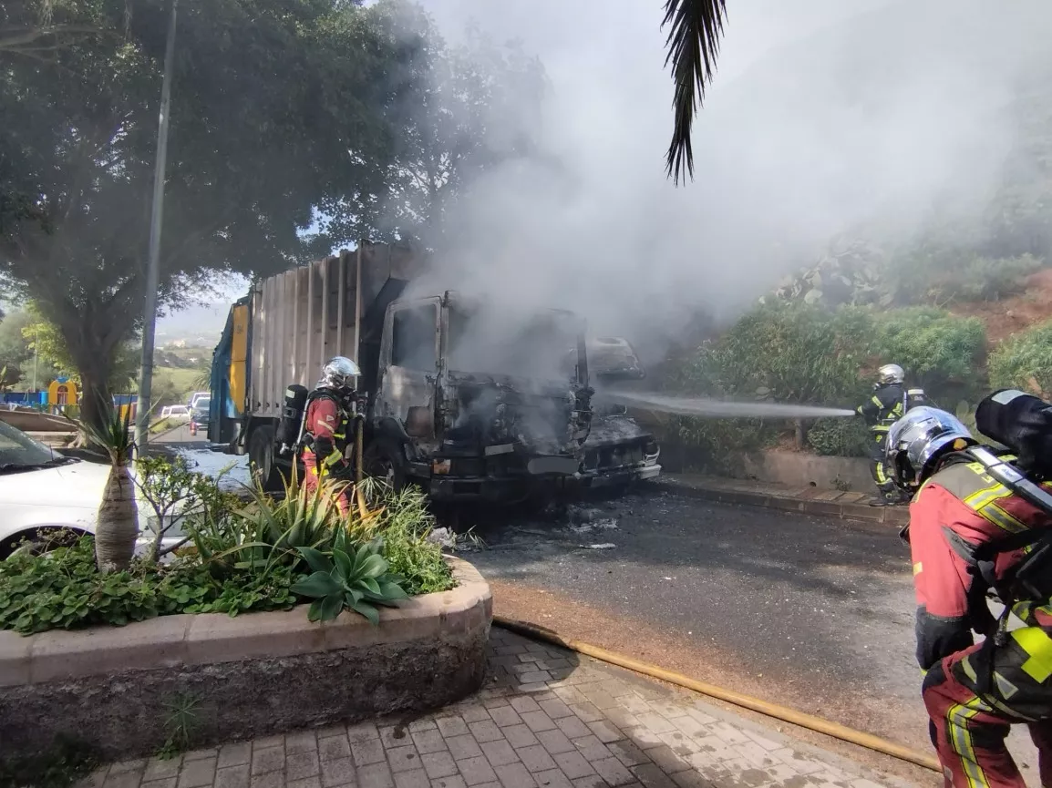 El incendio de un vehículo de recogida de 2001 daña dos coches en la capital grancanaria. AH