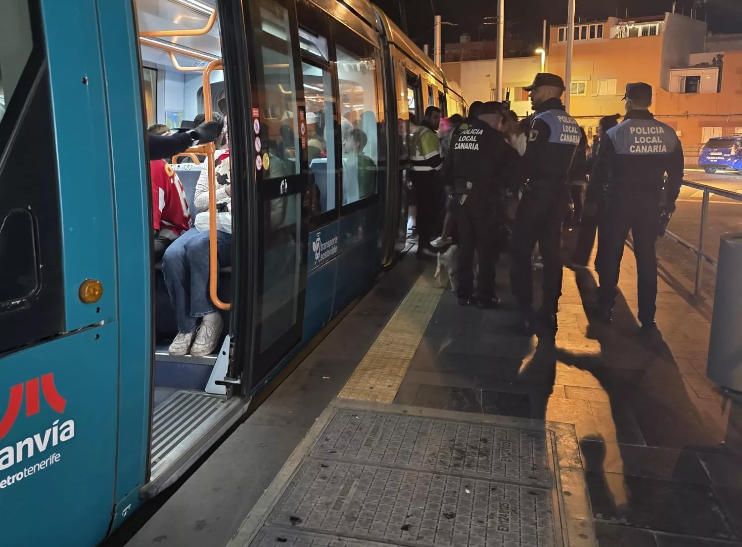 La Laguna refuerza la presencia policial en paradas de guaguas y Tranvía durante el Carnaval. / AYUNTAMIENTO DE LA LAGUNA