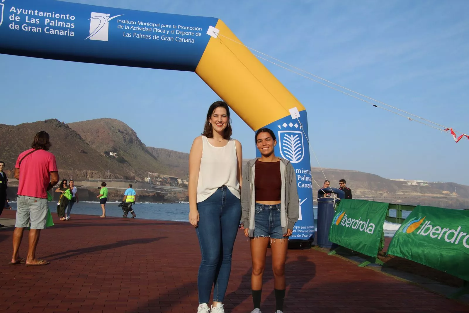La concejala de Deportes, Carla Campoamor, junto a la surfista Lucía Machado. AYUNTAMIENTO LPA