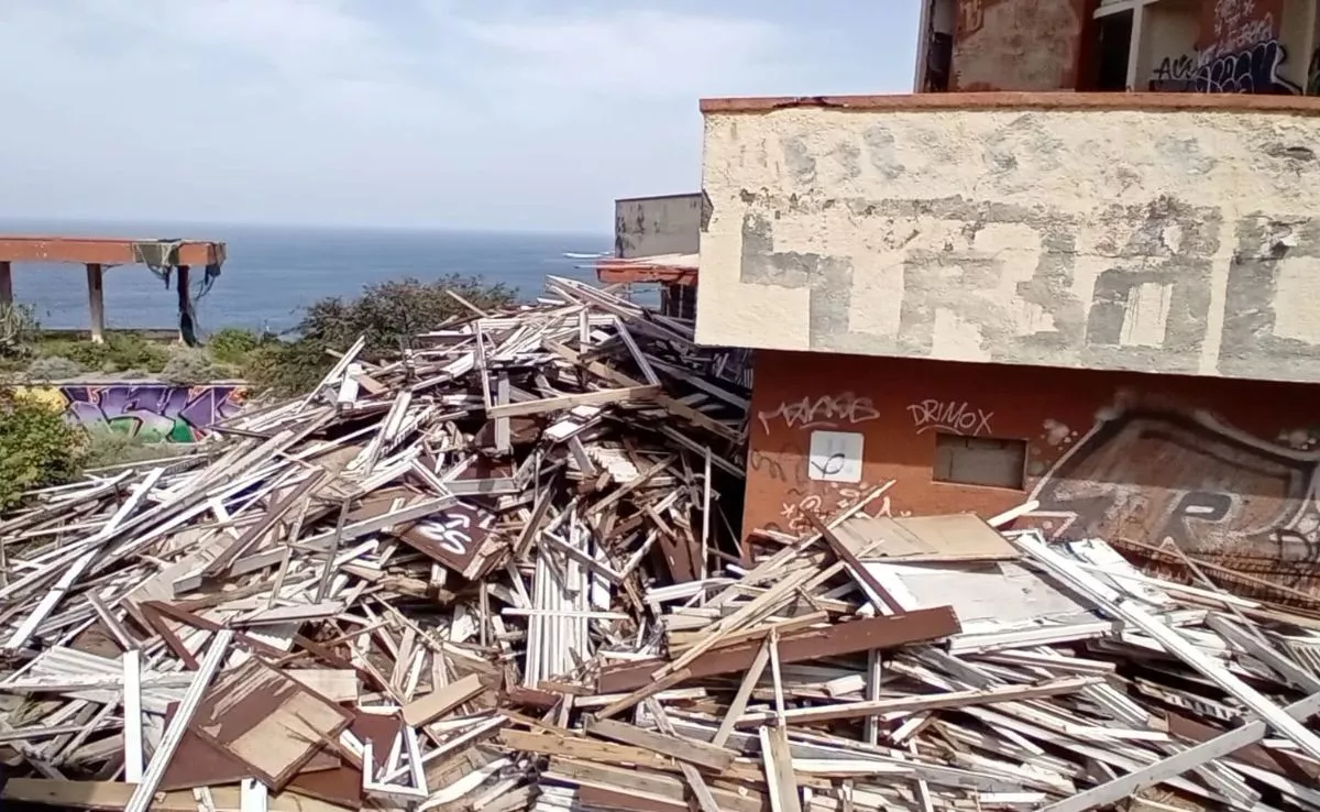 Escombros en el Hotel Neptuno en Bajamar. /AH