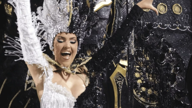 Dayanara Rodríguez Medina lució el diseño de Isidro Javier Pérez Mateo y Daniel Rivero. / ÁNGEL MEDINA G.-EFE