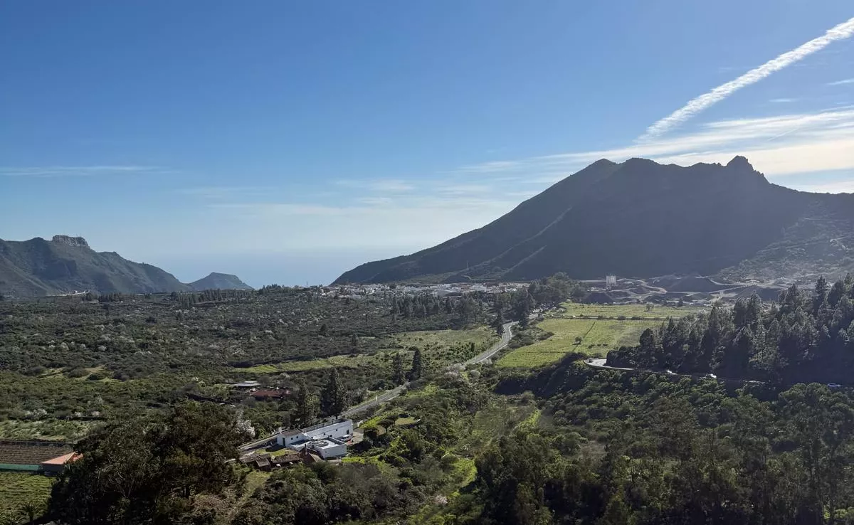 Al fondo, el núcleo de Santiago del Teide. / ALBA MARICHAL - ATLÁNTICO HOY